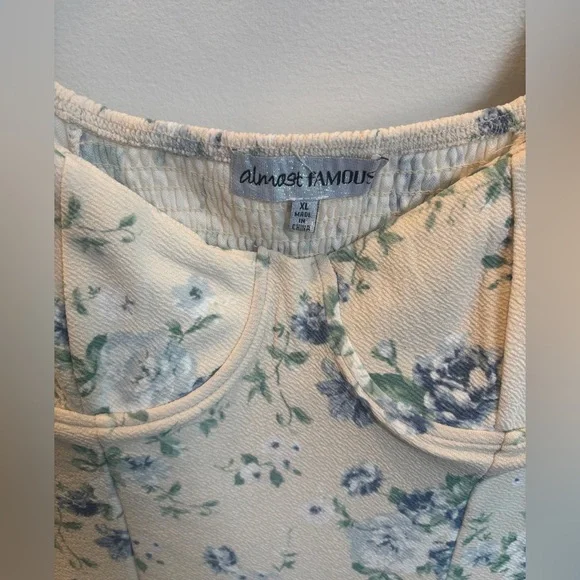 Almost Famous NWT Cream Colored
Blue Floral Short Sleeve Dress size XL - Picture 6 of 10